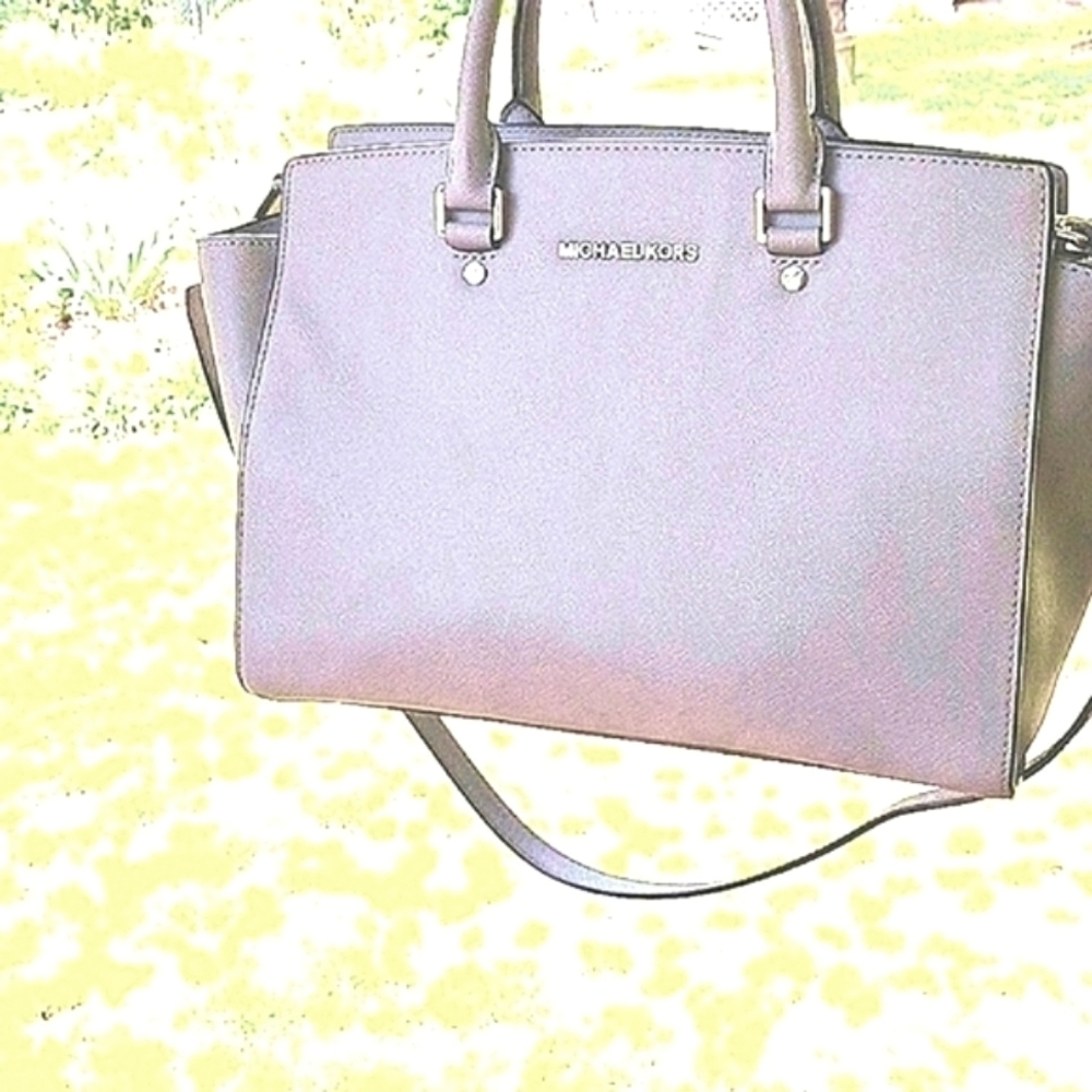 Michael Kors Medium Size Light Gray Bag/ Crossbody ❤️ EC